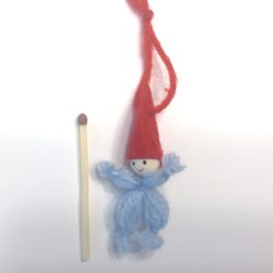 Alternative view of Lyseblå garnnisse med nissehue