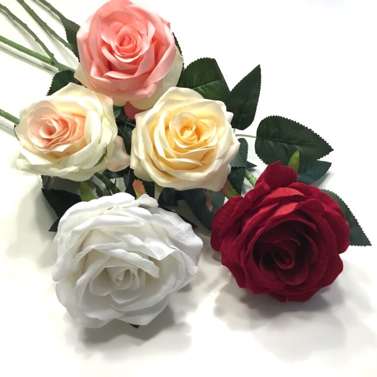 Kunstige blomster - Kunstige roser i fem forskellige farver.