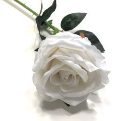 Hvid langstilket kunstig rose