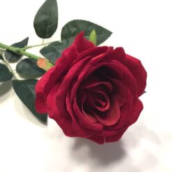 Rød langstilket kunstig rose
