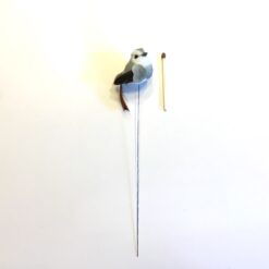 Alternative view of Lille grå fugl på spyd