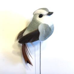 Lille grå fugl på spyd 