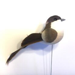 Fugl på trådpind i brune farver