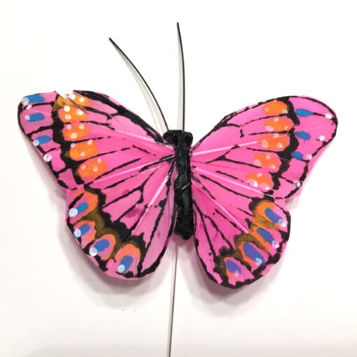 Lys pink sommerfugl med kontrastfarver