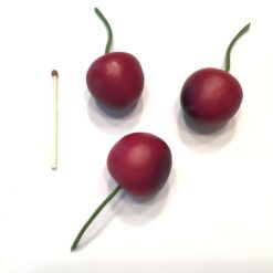 Alternative view of Naturtro rødt kirsebær med stilk