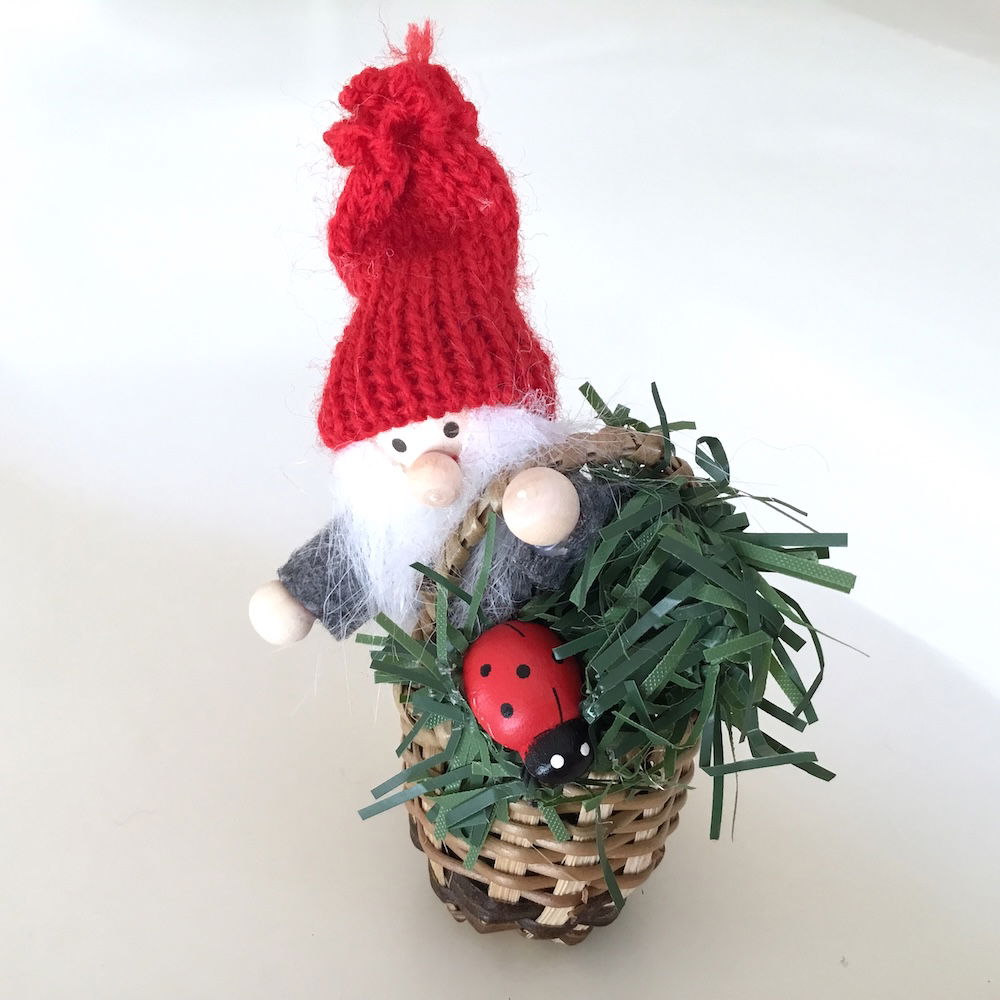 Dekorativ nisse i kurv