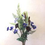 Kunstig håndbundet buket med blå anemoner