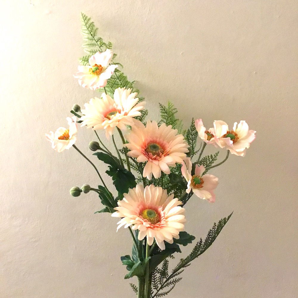 Kunstig håndbundet buket med gerbera