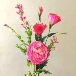 Kunstig håndbundet buket med pink pæon