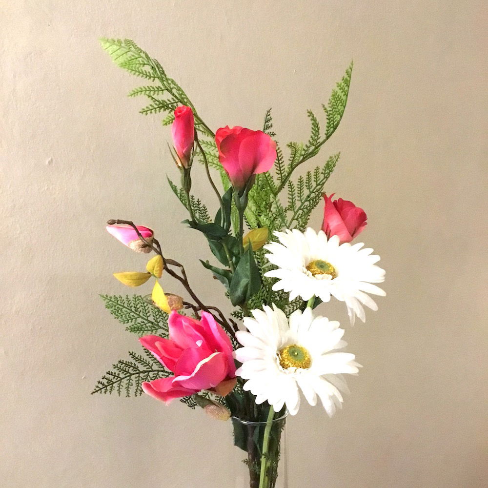 Kunstig håndbundet buket med magnolia