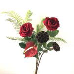 Kunstig håndbundet buket med røde roser