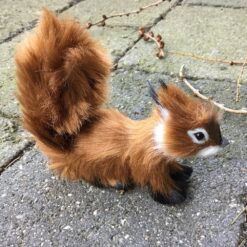 Egern der løber med brun pels