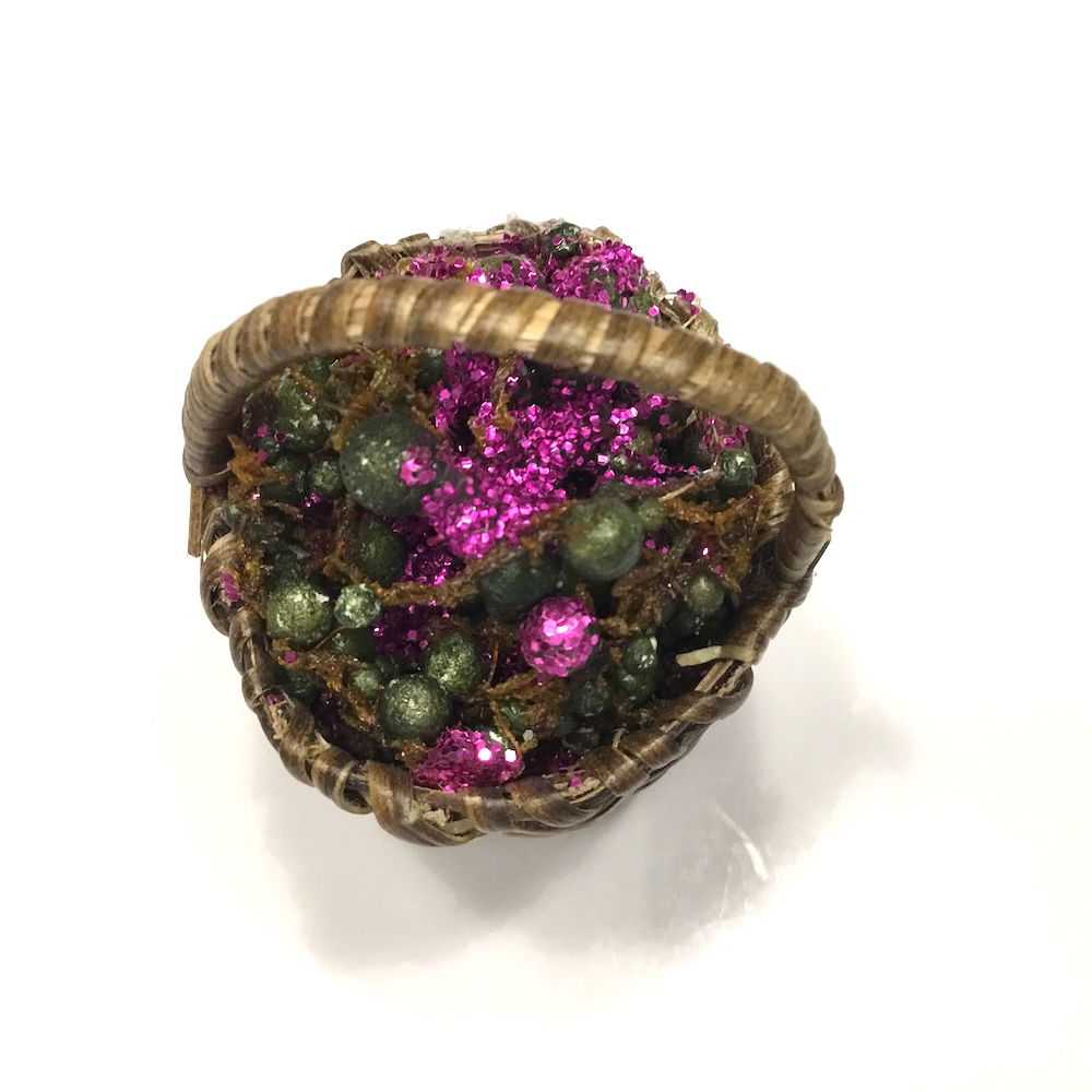 Flettet kurv med pink bærpynt - Billede 3