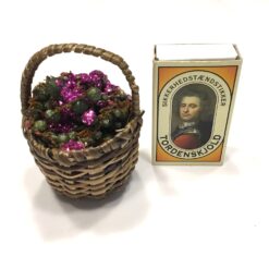 Alternative view of Flettet kurv med pink bærpynt