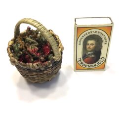 Alternative view of Flettet lille kurv med bærpynt