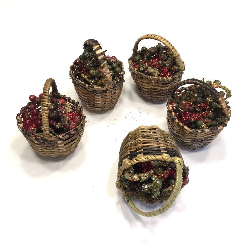 Flettet lille kurv med bærpynt - Billede 4