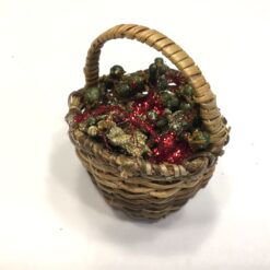Flettet lille kurv med bærpynt