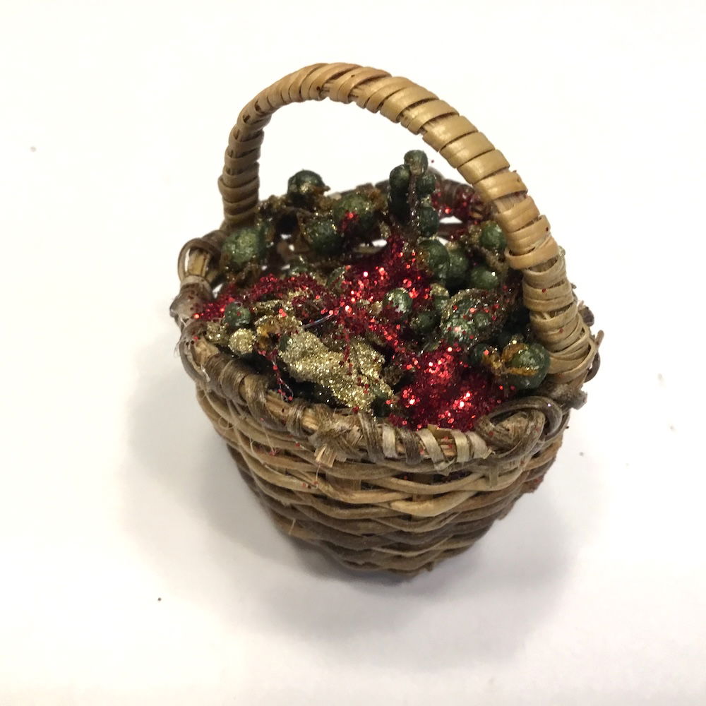 Flettet lille kurv med bærpynt
