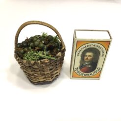 Alternative view of Flettet kurv med grønne bær