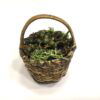 Flettet kurv med grønt bærpynt