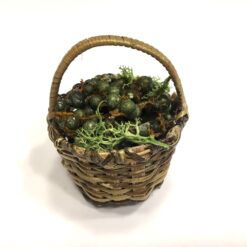 Flettet kurv med grønt bærpynt