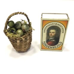 Alternative view of Lille kurv med grønt bærpynt