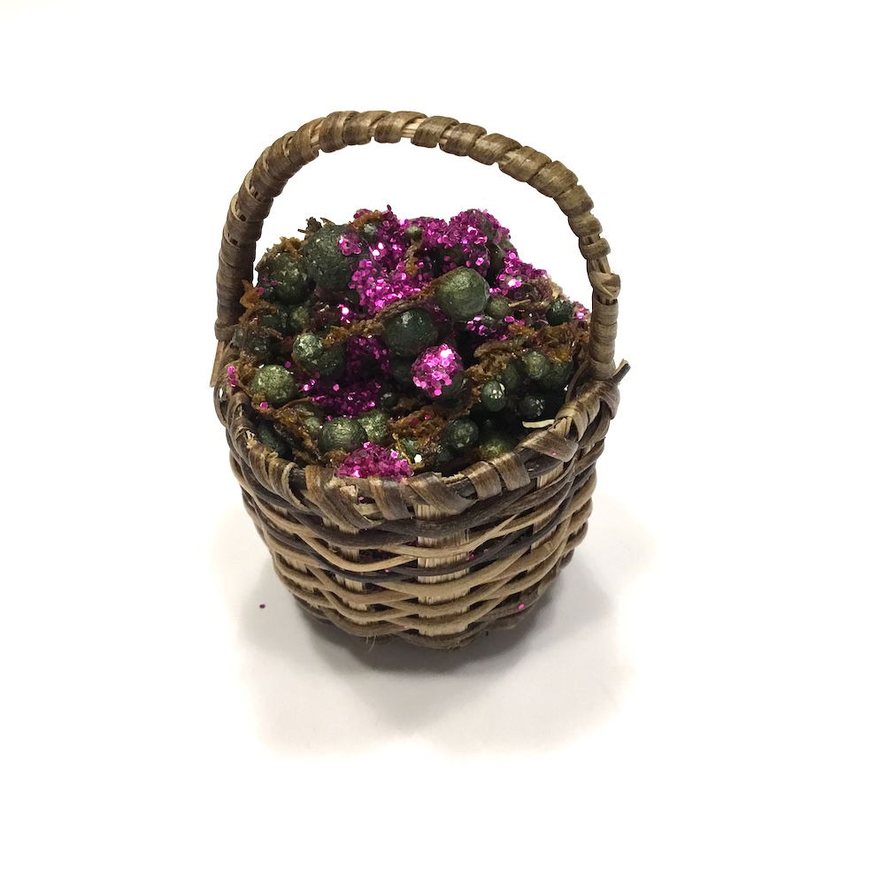 Flettet kurv med pink bærpynt
