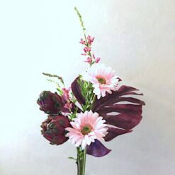 Håndbundet buket med rosa gerbera
