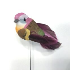 Rosa fugl med lilla vinger