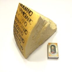 Alternative view of Stor kunstig Parmesanost med tekst