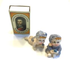 Alternative view of 2 Lyseblå baby figurer
